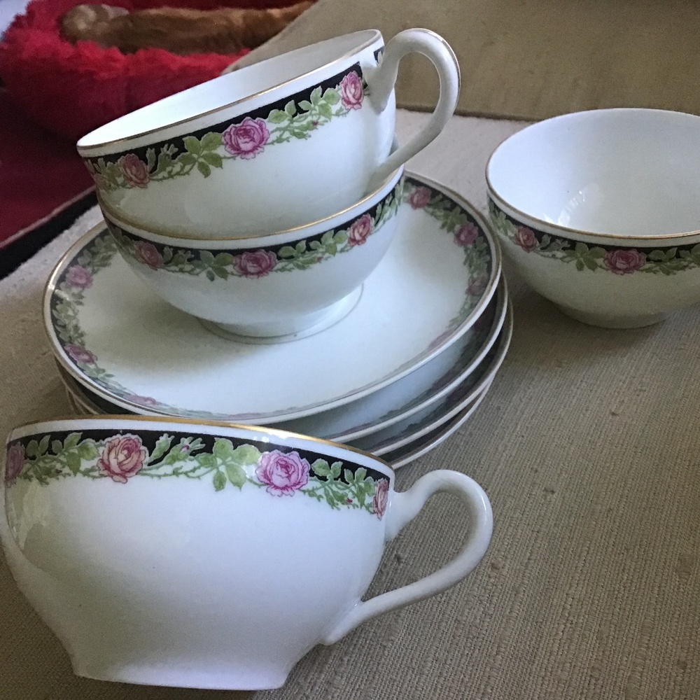 SET OF FOUR VINTAGE PORCELAIN BAVARIAN TEA CUPS